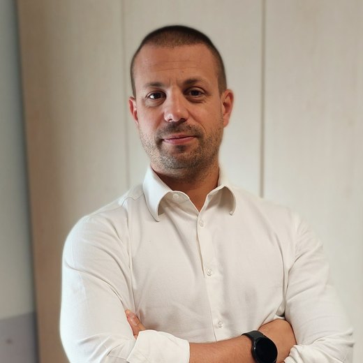 Michele Poletti, consulente finanziario autonomo, nel suo studio a Castano Primo